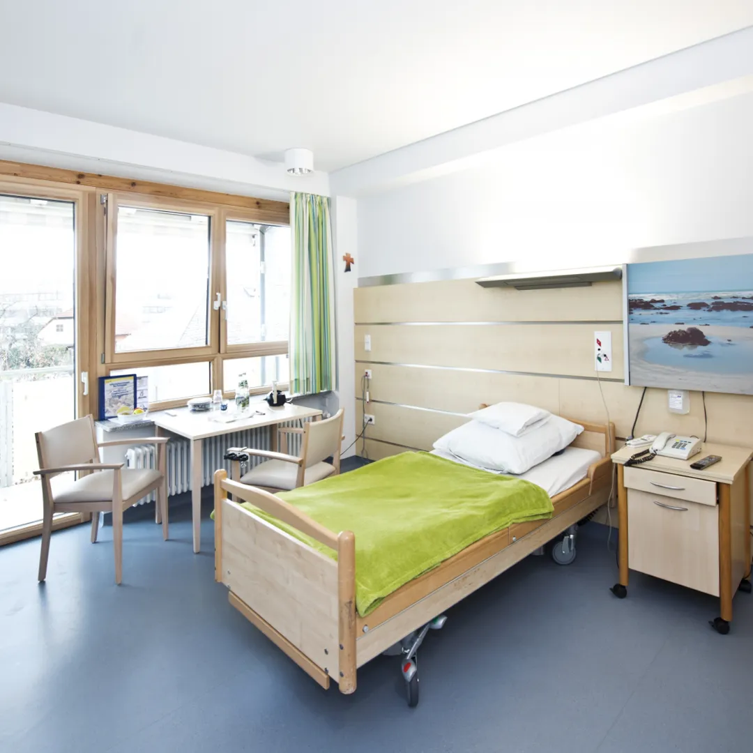 Schon seit vielen Jahren entwickeln sich Krankenhäuser, Kliniken und Arztpraxen weg von einer kalten technischen Funktionseinrichtung hin zu farbigen, durch Dekoration aufgelockerten Räumen, in denen sich Patienten gut aufgehoben und wohl fühlen.